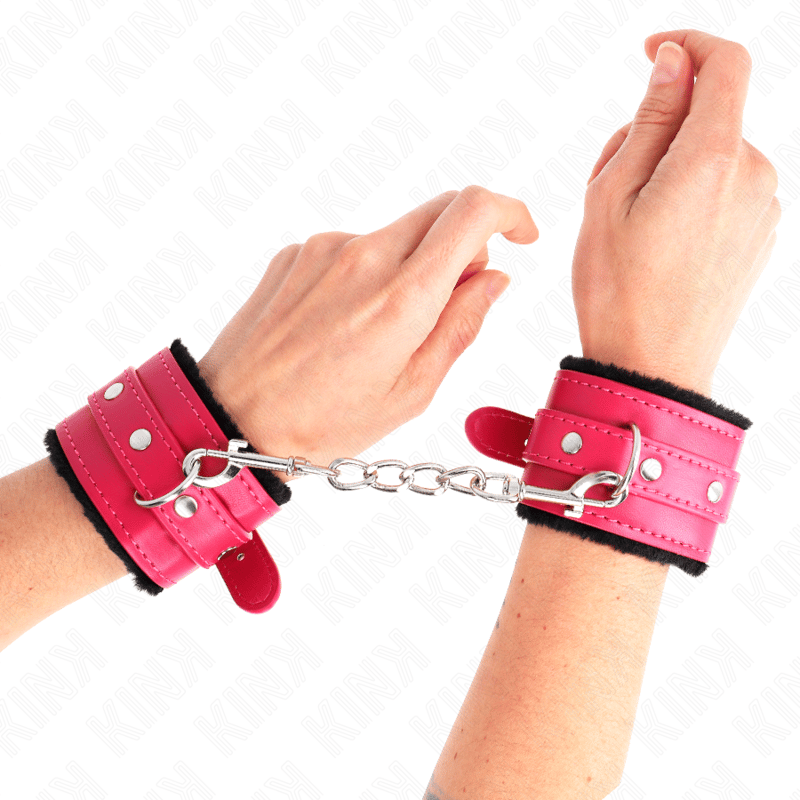 Kink Premium – Pelzgefütterte Handgelenkfesseln Schwarz mit Himbeerrosa-Gürtel