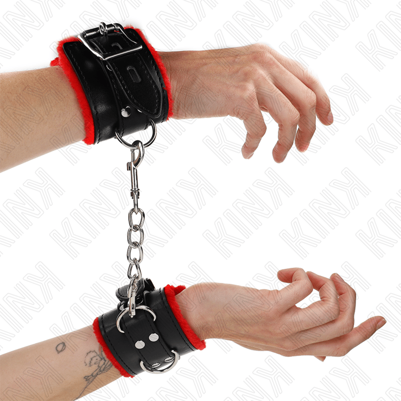 Kink – Pelzgefütterte Handgelenkfesseln mit Lochmuster – Rot Schwarz, Ansicht 13