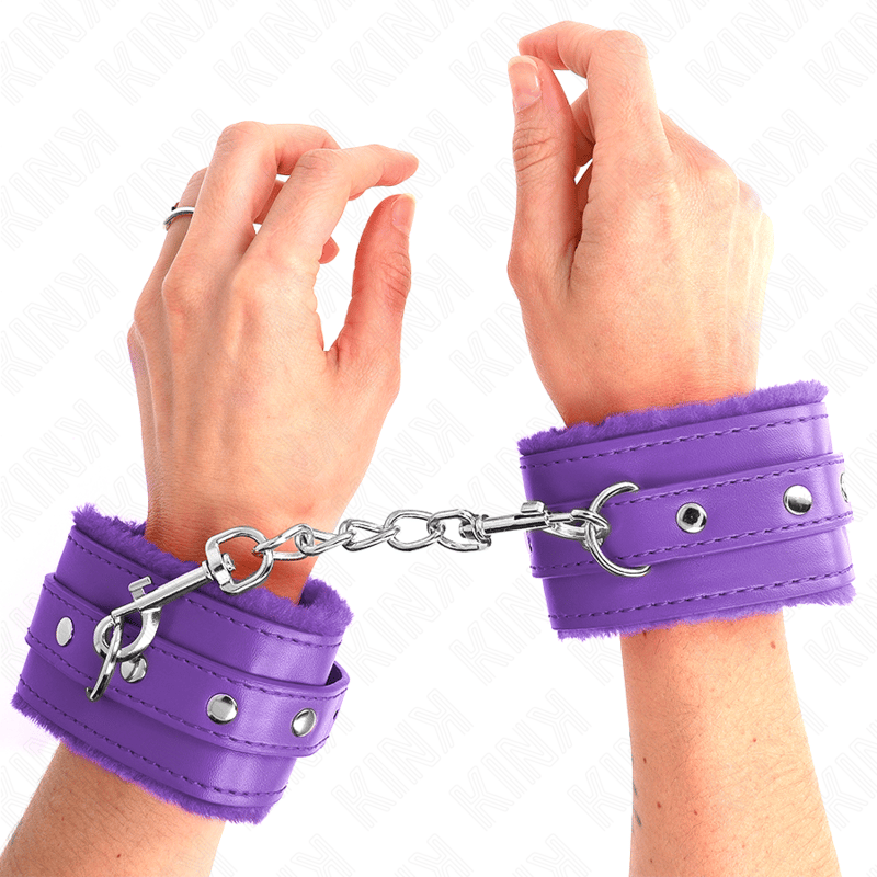 Kink Premium – Pelzgefütterte Handgelenkfesseln mit Ton-in-Ton-Gürtel