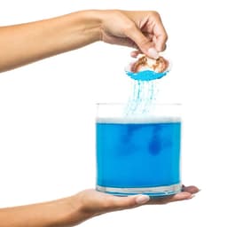 Kamasutra Badesalz Schätze des Meeres, blau eingefärbtes Badewasser in Anwendung