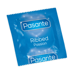 Pasante Ribbed Passion Kondom mit ausgeprägten Rippen in der Makroaufnahme