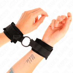 Kink Handgelenkfesseln in Schwarz, Gesamtansicht des Paars, Handgelenkfesseln der Kink BDSM-Serie im Karton