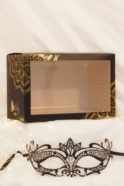 Venezianische Maske BL274622, Nahaufnahme der Strasssteine und Metallverarbeitung