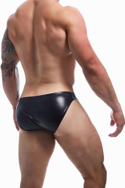 Cut4Men Wetlook-Slip in Schwarz, Rückenansicht im Detail von hinten fotografiert