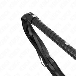 Kink Peitsche mit langem Griff in der Hand gehalten, Griffbereich im Fokus