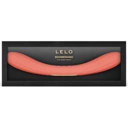 Beide Enden des LELO Boomerang Paarvibrators in korallenrotem Silikon in Nahaufnahme