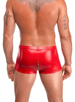 Nahaufnahme von Stoff und gummiertem Markenlogo des Noir Handmade Ignite Herren-Shortss in Rot