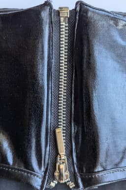 7Heaven Wetlook-Set in Schwarz, Detailaufnahme des Karabinerhakens zwischen Rock und Top