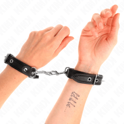 Kink Mini-Armbänder mit Nieten, Paar in der Gesamtansicht, schmale schwarze Bänder mit Nietenbesatz