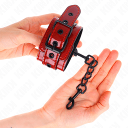 Kink Handgelenkmanschetten Dunkelrot am Handgelenk angelegt, Verschluss geschlossen