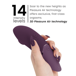 Womanizer Next Klitorisstimulator mit 3D Pleasure Air in Dunkellila, in der Hand gehalten im Größenvergleich