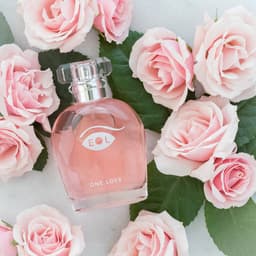 One Love Parfumflakon in der Hand gehalten, Größenvergleich der 50-ml-Flasche