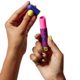 Romp Lipstick im Größenvergleich mit der Hand