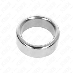 Kink Metall-Penisring in der Hand gehalten, Größenverhältnis erkennbar