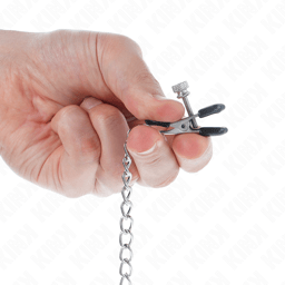 Kink Nippelklemmen mit flacher Kette in Schwarz von der Seite fotografiert