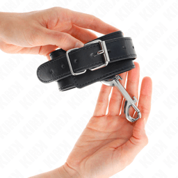 Verpackung der Kink Handgelenkfesseln in Schwarz, Handgelenkfesseln der Kink BDSM-Serie im Karton