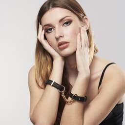 Bijoux Indiscrets Maze Armbänder, als Handschellen an beiden Handgelenken verbunden