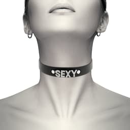 Sexy Choker von der Seite mit Verschluss im Detail in Produktfotoqualität