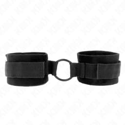 Kink Handgelenkfesseln in Schwarz, O-Ring-Verschluss im Detail