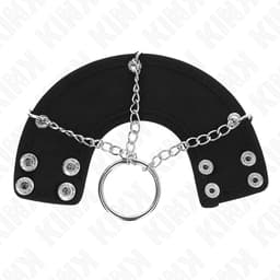 Kette und Lederriemen des Kink Penisrings in der Nahaufnahme