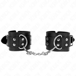 Kink Handgelenkfesseln in Schwarz, Schnalle im Detail, Handgelenkfesseln der Kink BDSM-Serie im Karton