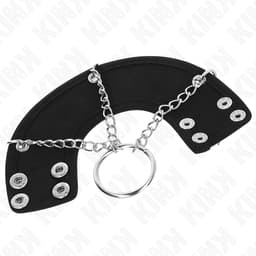 Kink Penisring mit Kette im Größenvergleich zu einer Hand fotografiert
