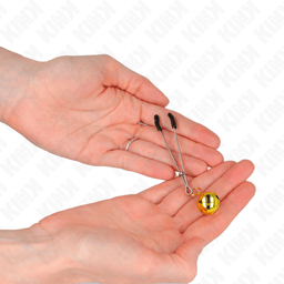 Kink dünne Nippelklemmen mit Glöckchen in Gold im Größenvergleich, 7 cm