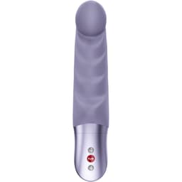 Abby G im Größenvergleich mit der Hand, 18,8 cm Länge zur besseren Einschätzung von Form und Größe