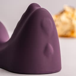 Rocks-Off Ruby Glow mit 17 cm Länge im Größenvergleich in Studioaufnahme auf weißem Hintergrund