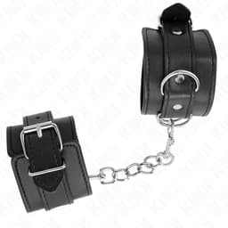 Kink Handgelenkfesseln in Rosa am Handgelenk angelegt, Handgelenkfesseln der Kink BDSM-Serie im Karton
