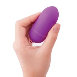 B Swish Bnaughty Unleashed in Flieder im Größenvergleich in der Hand