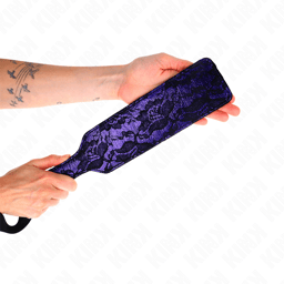 Kink Leder-Paddle Scandal liegend fotografiert, Länge und Breite im Größenvergleich