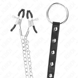 Kink Metall-Penisring mit Klammern in der Hand gehalten zum Größenvergleich