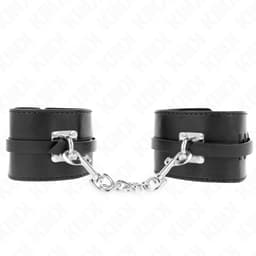 Kink Handgelenkfesseln in Schwarz, Verriegelung mit Schloss im Detail