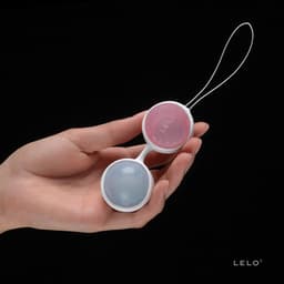 Originalverpackung der Lelo Luna Beads Mini Kegelkugeln mit Logo