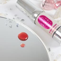 Secret Play Clit Pwr Erdbeer-Balsam mit 15 ml Füllmenge im Größenvergleich zur Hand