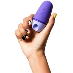 ROMP Free X Klitoris-Druckwellenvibrator in Lila, weiche Silikondüse ohne Hülle in der Nahaufnahme