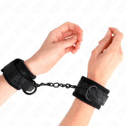 Kink Dark Lace Cuffs aus Neopren, Paar in der Gesamtansicht, schwarze Neoprenmanschetten mit Spitzenmuster