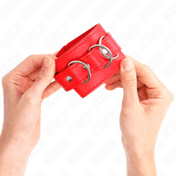 Kink Handgelenkfesseln mit 3 D-Ringen in Rot am Handgelenk angelegt und geschlossen
