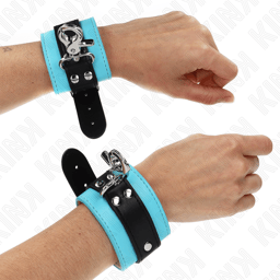 Kink Handgelenkfesseln in Schwarz/Blau, Gesamtansicht des Paars