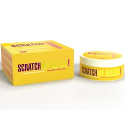 Intt Scratch Me All Peeling-Gel neben Duschutensilien im Badezimmer
