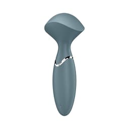 Satisfyer Mini Wand-er neben einer Reisetasche, kompaktes Format für unterwegs