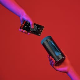 Lelo F1S V3 Masturbator in der Hand gehalten, Größenverhältnis der 14,4 cm Länge
