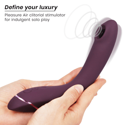 Womanizer OG in Aubergine in der Hand gehalten, Größenverhältnis des Silikonschafts