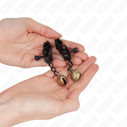 Kink Nippelklemmen mit Glöckchen in der Hand, 7 cm Länge im Größenvergleich
