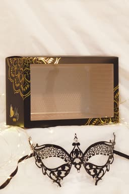 Venezianische Maske BL274623, Nahaufnahme der Strasssteine und Metallverarbeitung