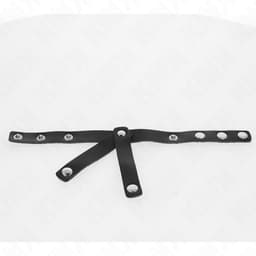 Kink Hodenteiler aus Leder im Größenvergleich zu einer Hand fotografiert