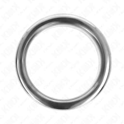 Kink Penisring aus Metall stehend fotografiert, runde Form gut sichtbar