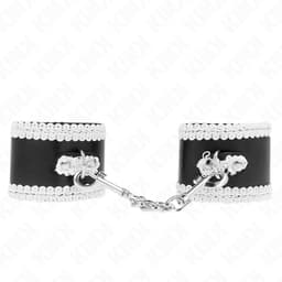 Kink Handgelenkfesseln in Schwarz, Schnalle im Detail, Handgelenkfesseln der Kink BDSM-Serie im Karton