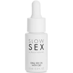 Bijoux Slow Sex Oralsexöl CBD, Flasche im Größenvergleich zur Hand